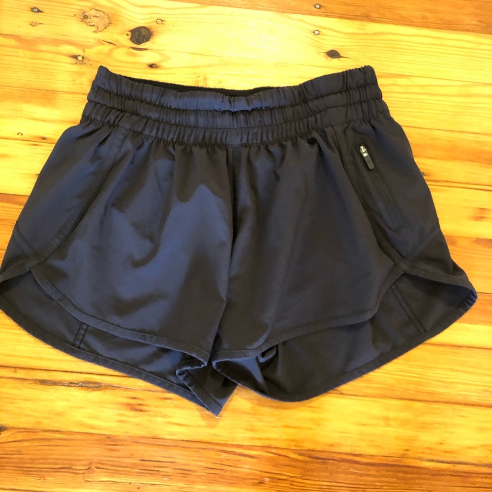 Lululemon: Tracker Short V (4”) Black (size 8)